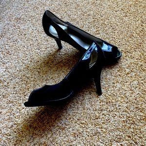 Navy patent leather pump, with cutout detailing.